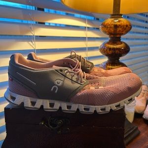 On cloudflow never worn shoes size w9